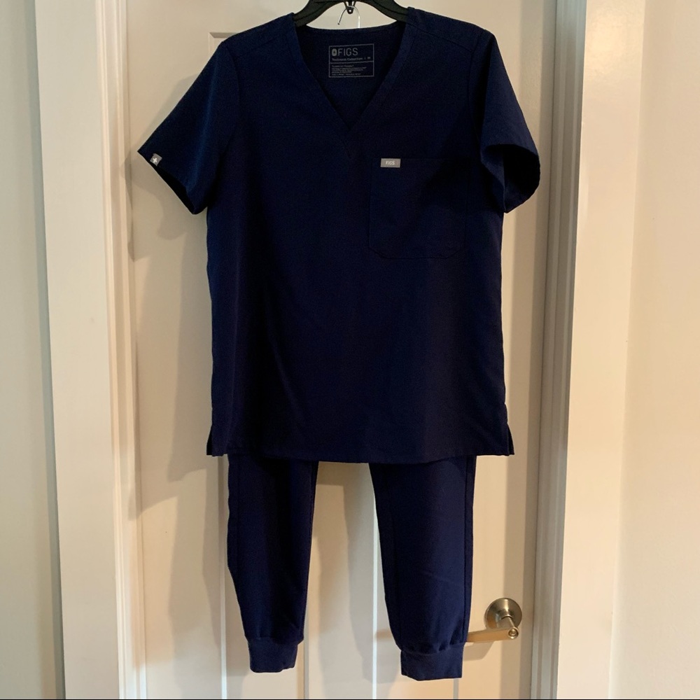 Jogger Scrub Pants and One-Pocket Scrub Top (figs)